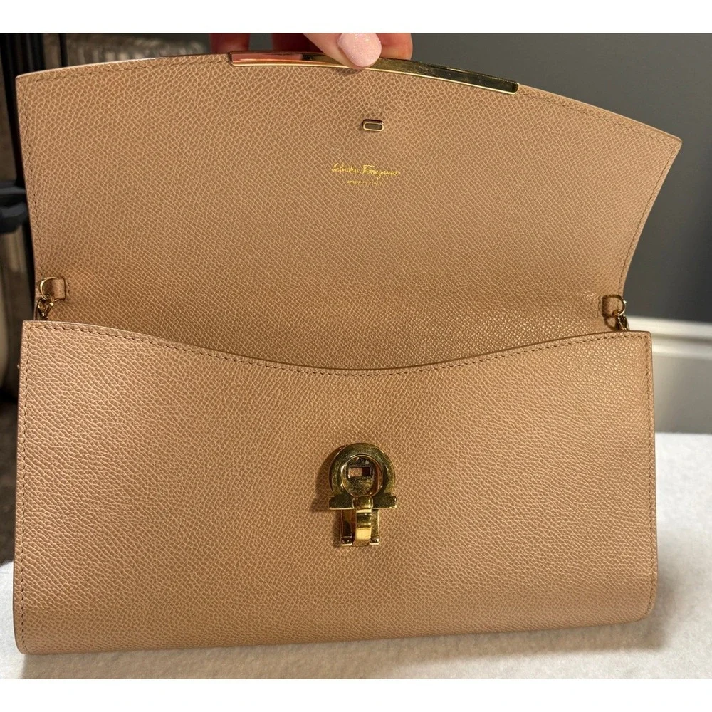 Salvatore Ferragamo Gancini Beige Pebbled Leather Chain Shoulder Bag Gold - Picture 4 of 10